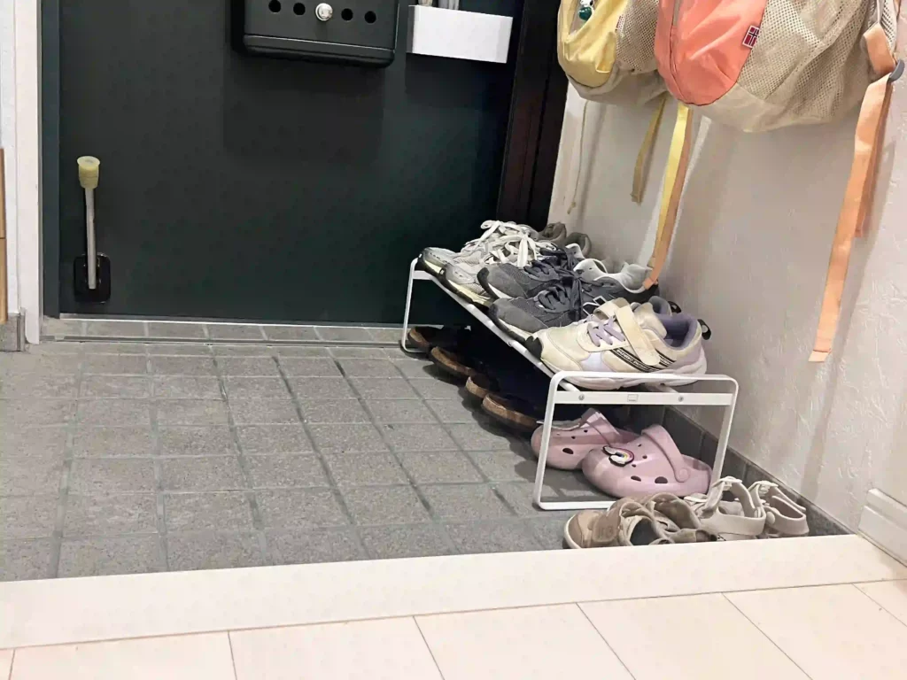 シューズラックを置いてすっきりした玄関の写真