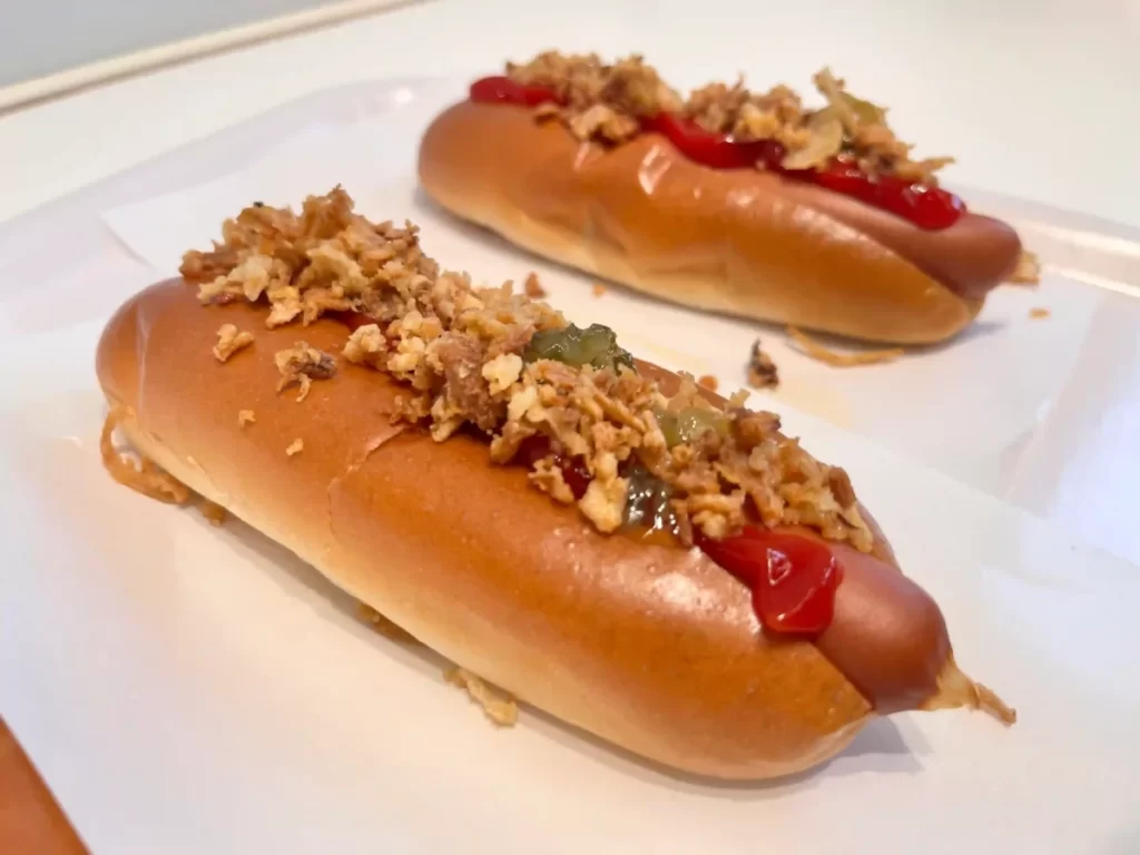 ビストロのホットドックの写真