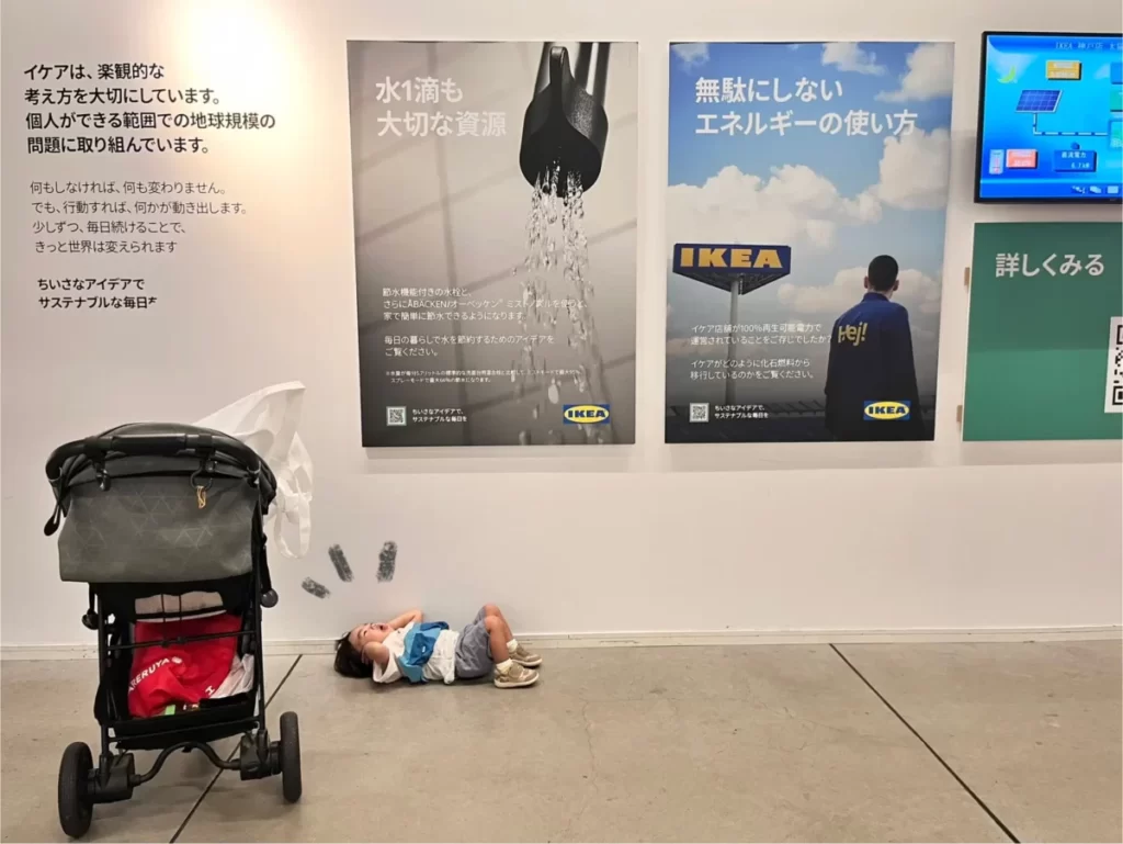 疲れて泣きわめく1歳児の写真
