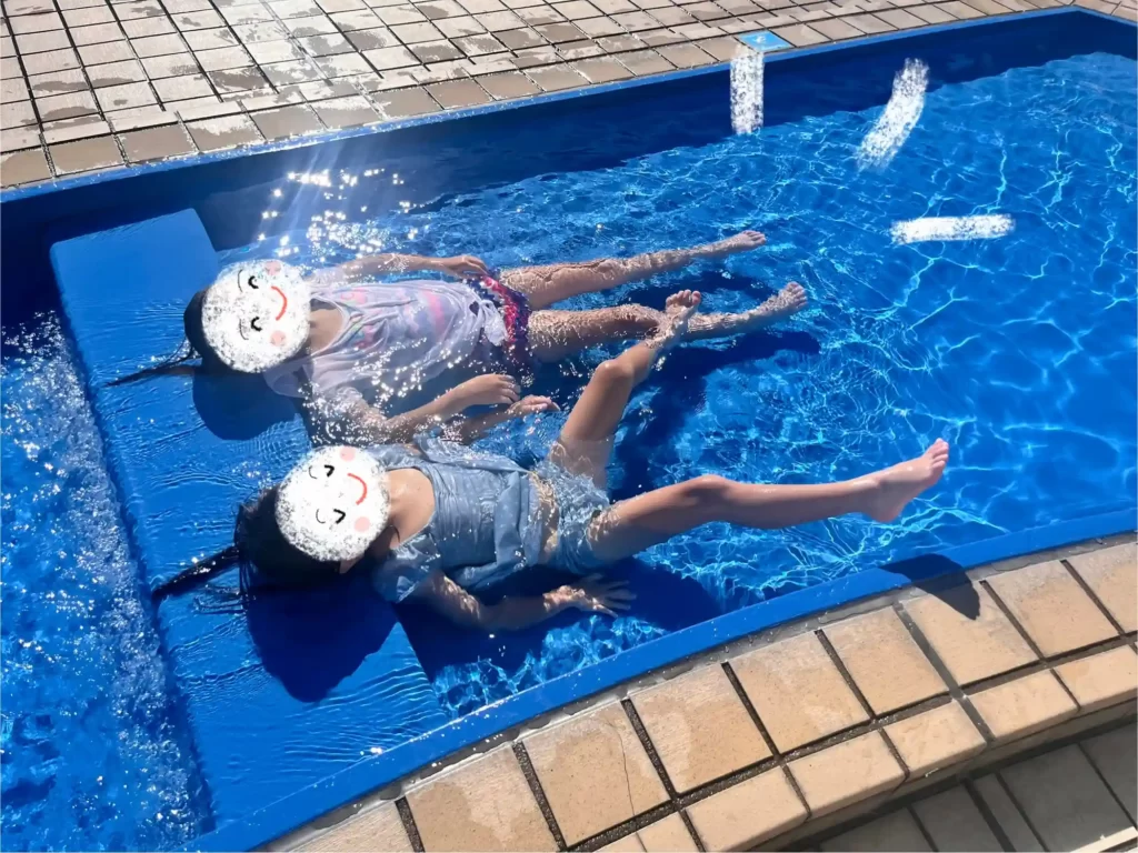 プールで遊ぶ女の子２人の写真