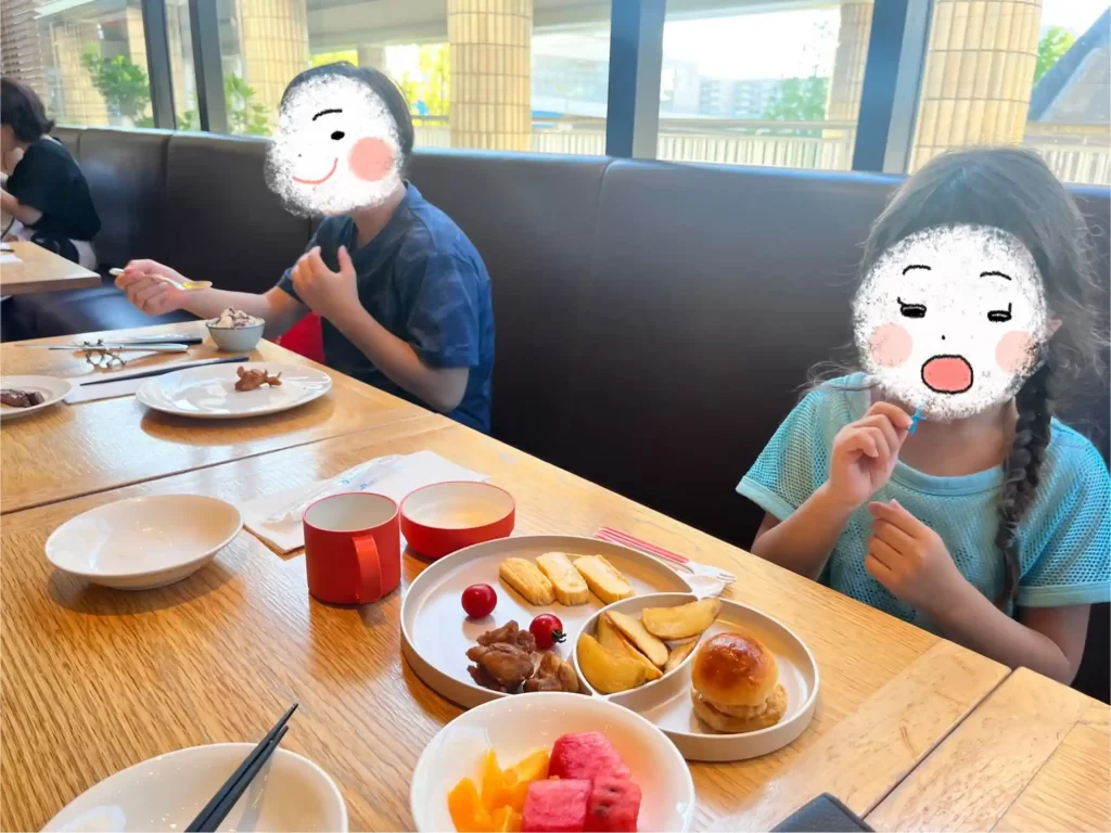 子どもたちが食事している様子
