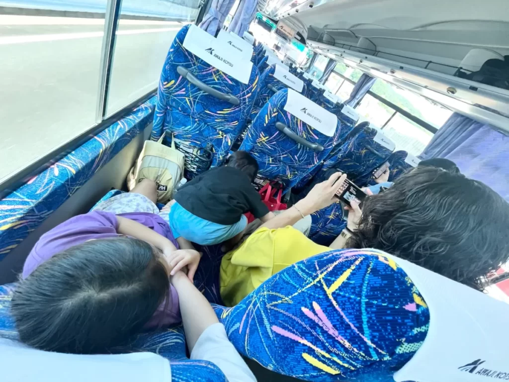 高速バス内での様子の写真