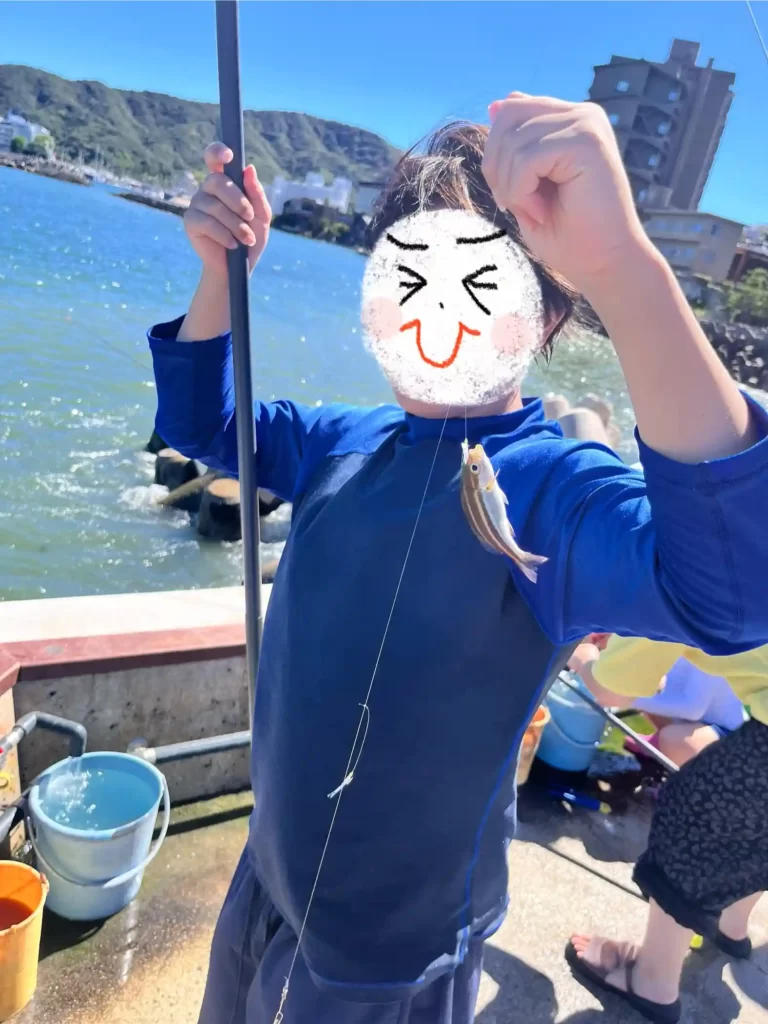 釣れて喜ぶ長男の写真