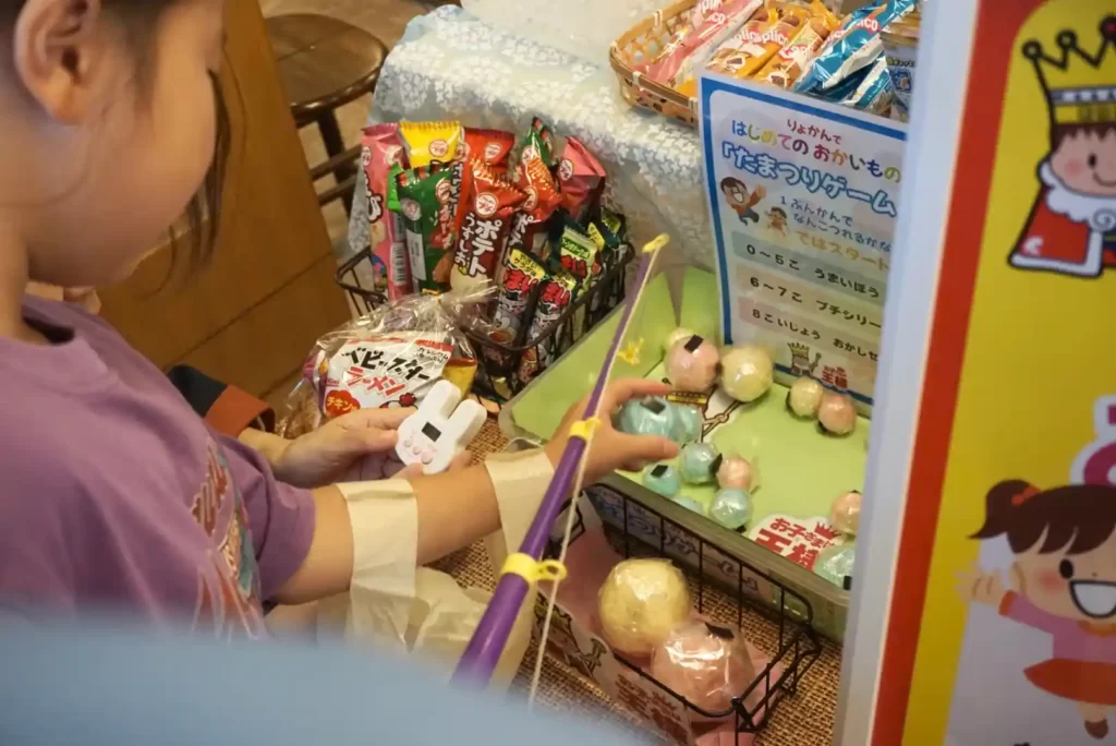 売店のゲームで遊ぶ子どもの写真