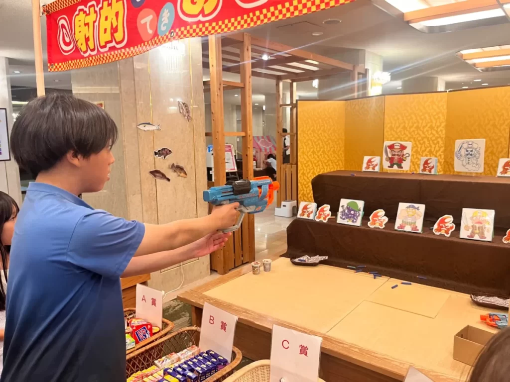 長男が射的に挑戦する様子