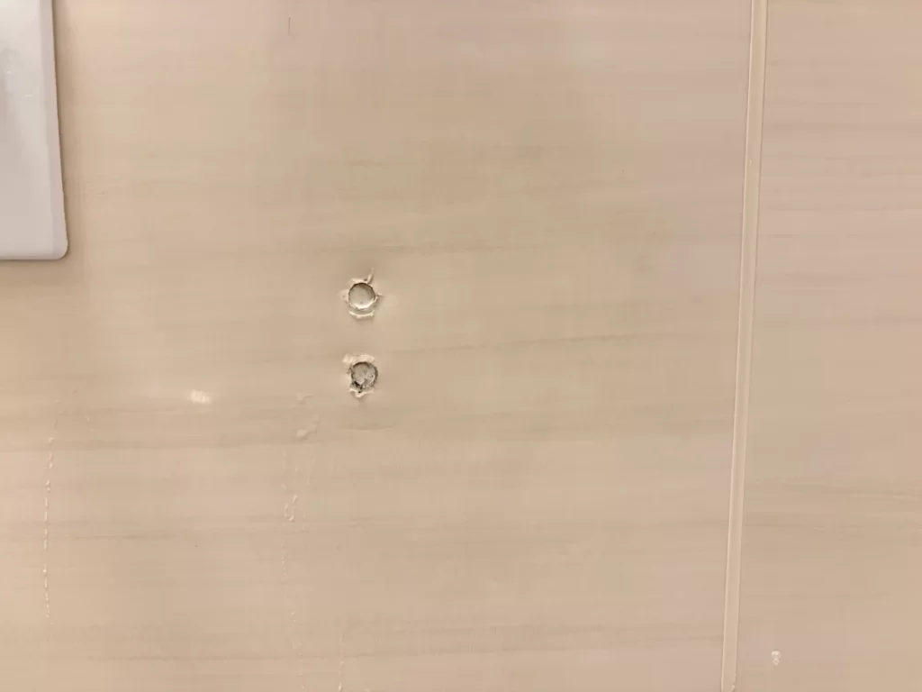 バスコークで穴をふさいだ跡