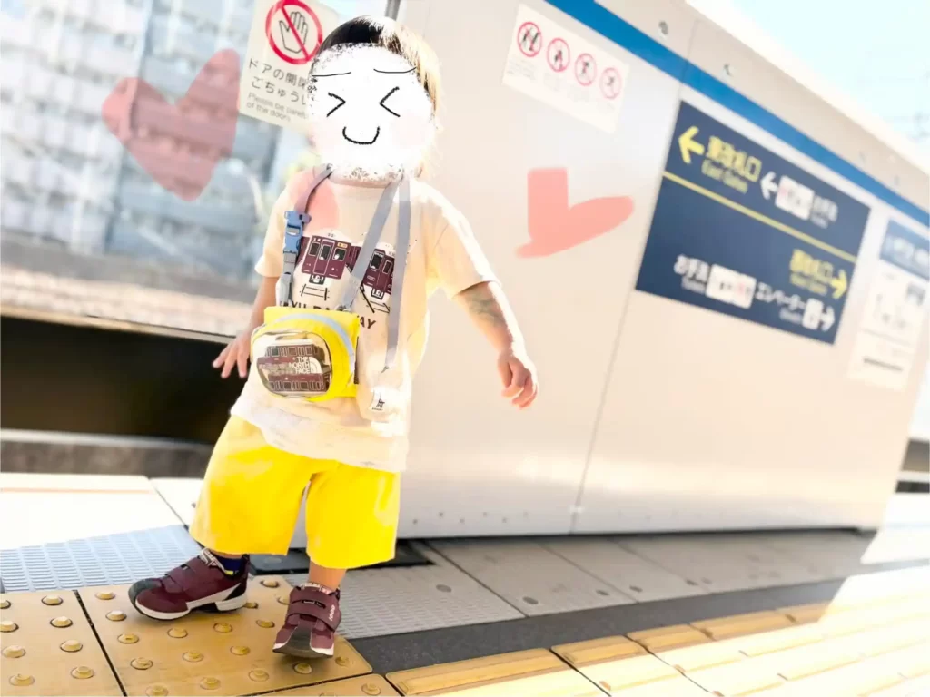 ハングリーハートの阪急電車の服を着て喜ぶ男の子