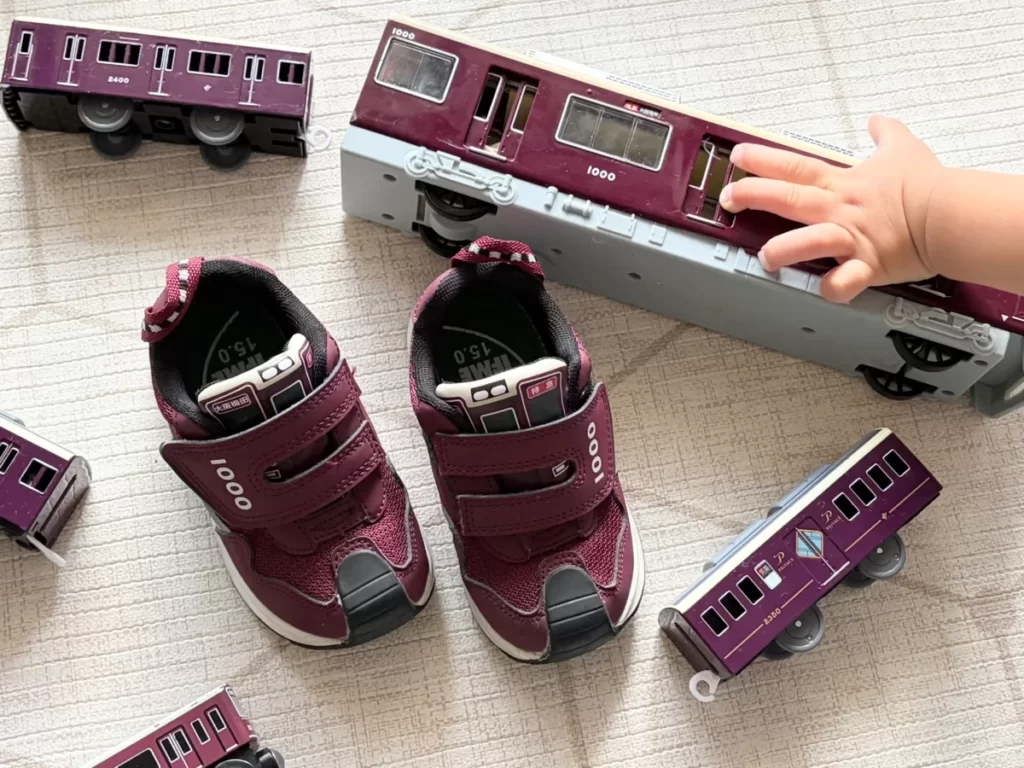 阪急電車のスニーカーの写真