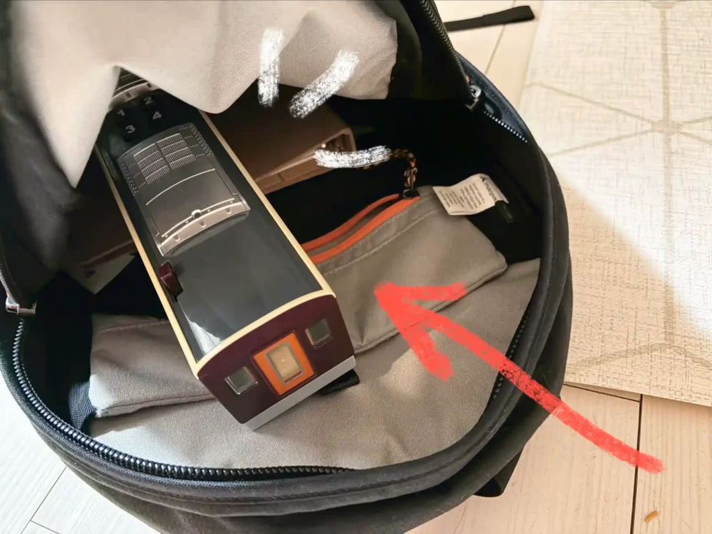 リュックの中におもちゃを入れている様子の写真