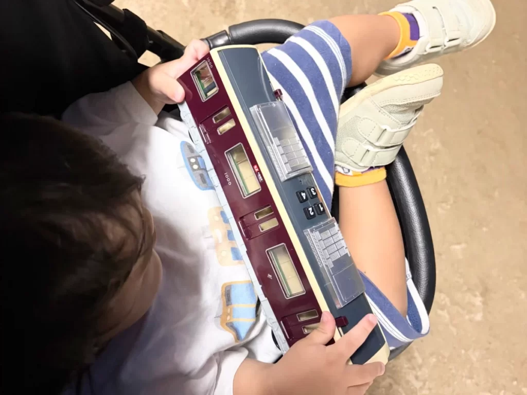 阪急電車のサウンドトレインを持って喜ぶ男の子