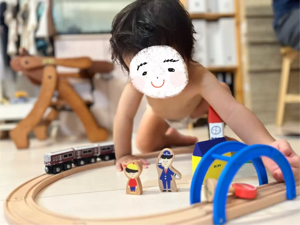 モクトレインで遊ぶ1歳児の写真